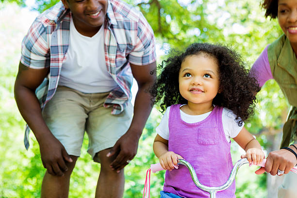 heureuse famille, passer du temps dans le parc - family cheerful family with one child texas photos et images de collection