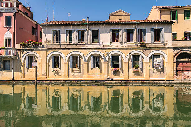 edificios pintorescos a los lados de un canal en chioggia. - venice italy gondola italian culture italy fotografías e imágenes de stock