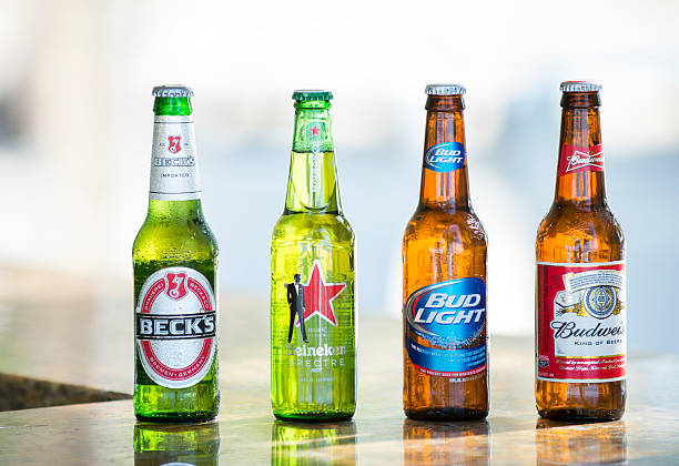bottiglie di birra assortiti più - bud foto e immagini stock
