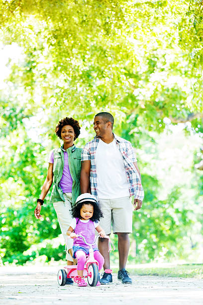 linda família a divertir-se afro-americana no parque - family cheerful family with one child texas imagens e fotografias de stock