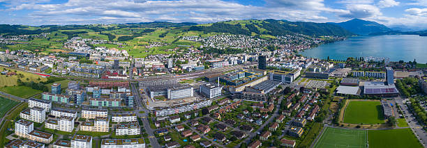 zug, miasto przez jezioro, szwajcaria - bringing home the bacon image high angle view vertical zdjęcia i obrazy z banku zdjęć