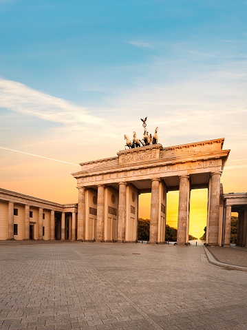 Puerta de Brandeburgo en Berlín, Alemania al atardecer photo