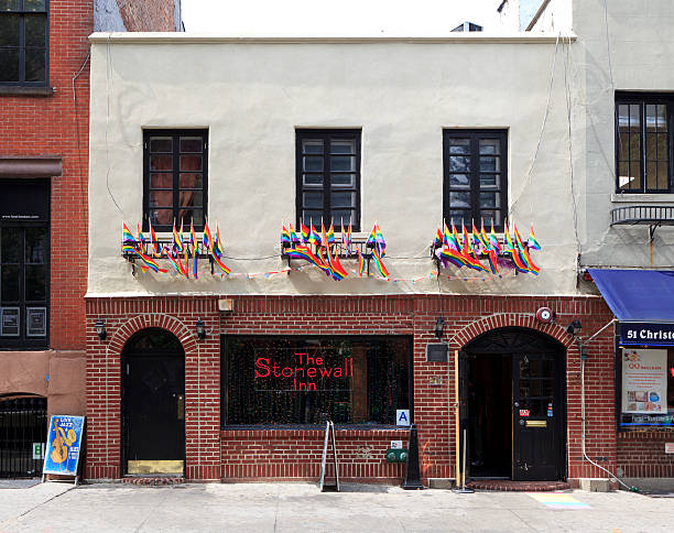 el stonewall inn - greenwich village fotografías e imágenes de stock