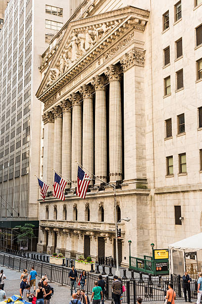 verticale vista del borsa valori di new york - bull bear stock market new york stock exchange foto e immagini stock