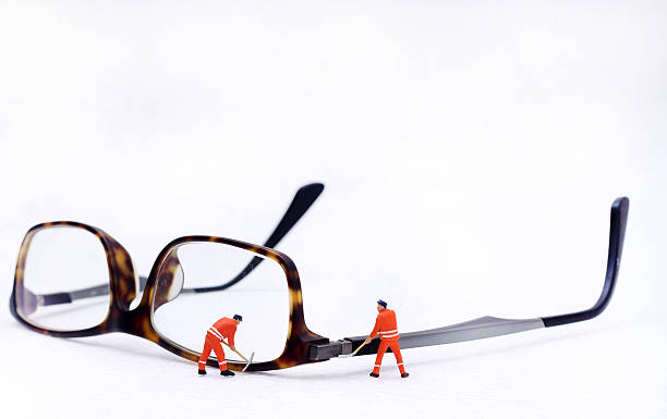 miniaturtechniker repariert gläser - mini figures stock-fotos und bilder