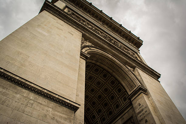 mirando hacia arriba en el arco épico de triopmhe - arc de triomphe paris france arc delaware fotografías e imágenes de stock