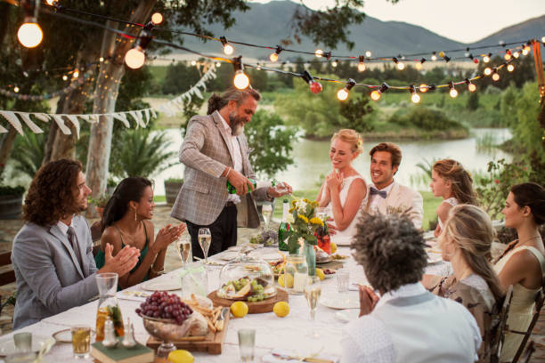国内庭園での結婚披露宴中にフルートにシャンパンを注ぐ最高の男 - wedding champagne table wedding reception ストックフォトと画像