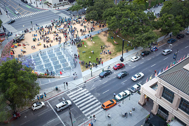 despesas gerais vista de plaza de césar chávez park - editorial horizontal cycling crowd imagens e fotografias de stock