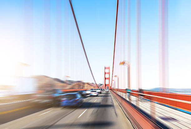 tráfico en el puente de la puerta del oro en día del sol - gold gate bridge san francisco county fotografías e imágenes de stock