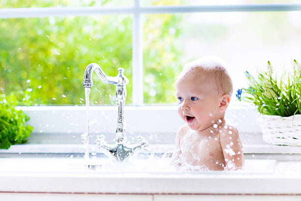 little baby la vasca da bagno - bathtub child bathroom baby foto e immagini stock