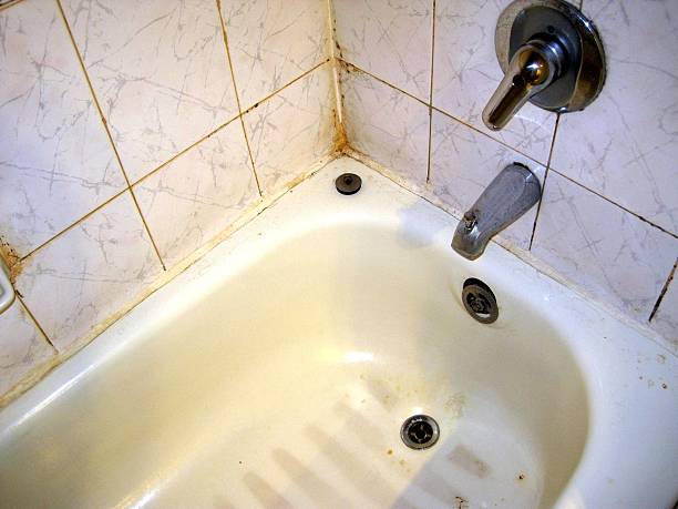 malas condiciones de la sala: rusty bañera - antihigiénico fotografías e imágenes de stock