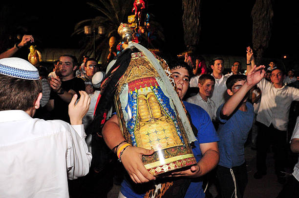 la celebración de fin de año judía simjat torá de la sinagoga - torah ark fotografías e imágenes de stock