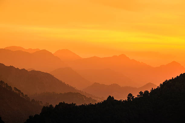 lever de soleil dans le bas himalaya - traveling light photos et images de collection