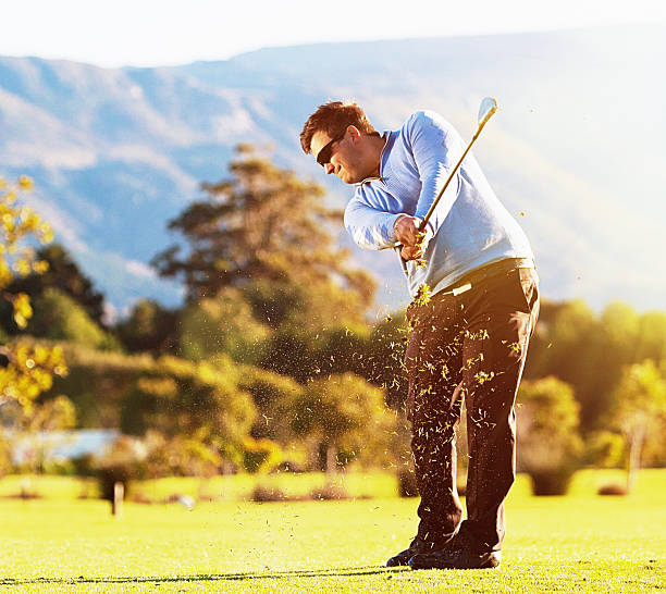 пакет услуг «golfer играет на идиллический солнцем поле для гольфа - golf swing golf teeing off men стоковые фото и изображения