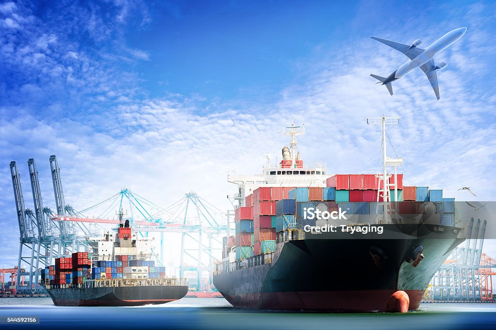 Buque de carga de contenedores y avión de carga con grúa de trabajo - Foto de stock de Transporte de carga libre de derechos