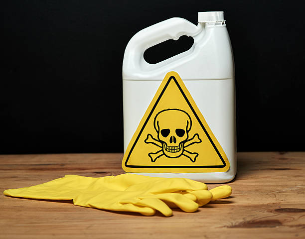 la sécurité d'abord ! - toxic substance bottle danger chemical photos et images de collection