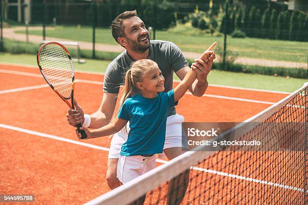 Foto de Tênis É Divertido Quando O Pai Está Perto e mais fotos de stock de Tênis - Esporte de Raquete - Tênis - Esporte de Raquete, Esporte, Criança