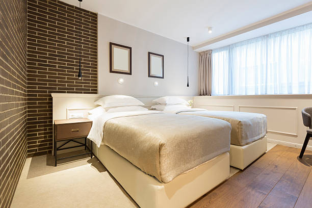 interior de una elegante habitación con camas gemelas - bedroom authority bed contemporary fotografías e imágenes de stock