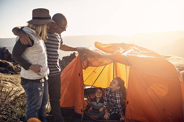 캠프 파이어가 함께 아이들 - australia camping hiking family 뉴스 사진 이미지