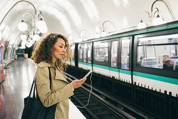 alegre mulher no telefone, metrô em segundo plano - paris metro train - fotografias e filmes do acervo