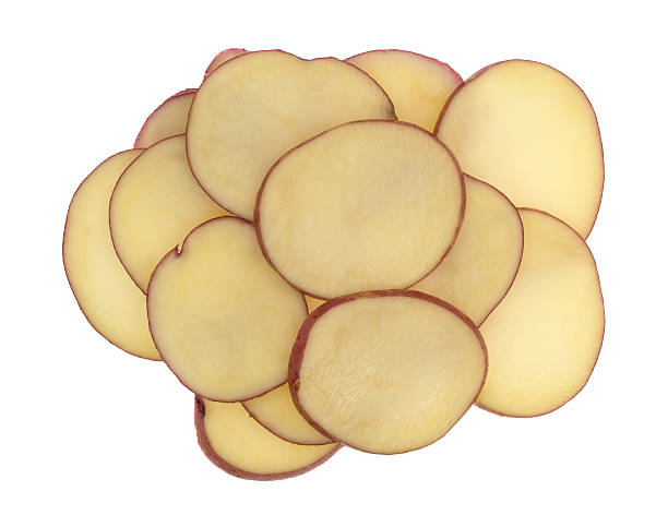 tranches de pommes de terre rouges sur fond blanc. - red potato isolated raw potato raw photos et images de collection