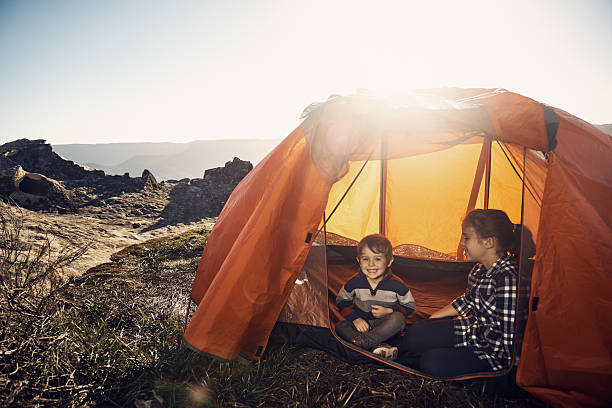 즐거움 당사의 첫 캠핑 여행 - australia camping hiking family 뉴스 사진 이미지