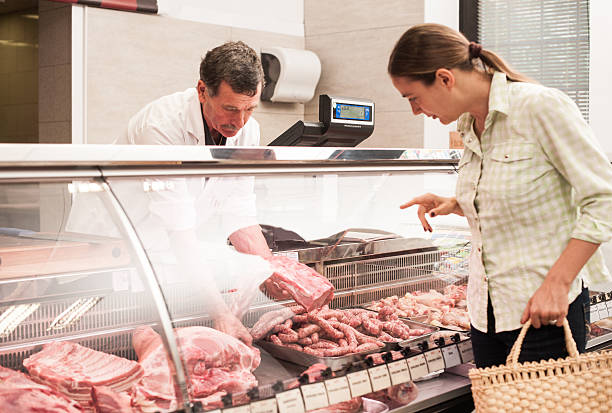 kobieta kupowanie mięso rzeźnik w sklepie - meat butchers shop raw market zdjęcia i obrazy z banku zdjęć