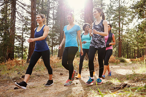 groupe de femmes de course à pied dans la forêt, gros plan - multi ethnic group flash photos et images de collection