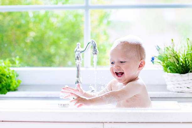 hermoso bebé pequeño tomando baño - shower child shampoo washing fotografías e imágenes de stock