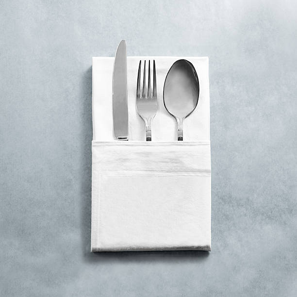 simulación de servilleta de restaurante blanco en blanco con cuchara de tenedor de cuchillo - spoon napkin silverware white fotografías e imágenes de stock