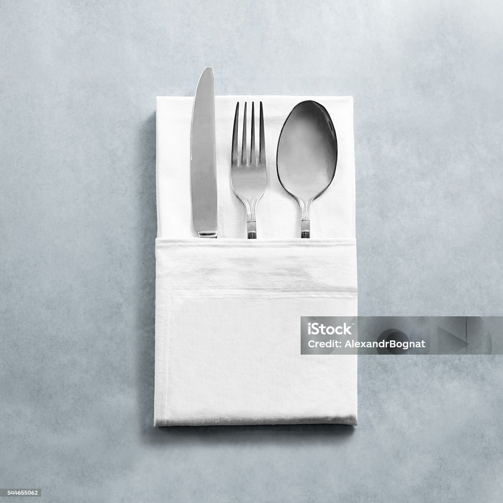 Maquette de serviette de restaurant blanche vierge avec cuillère à fourchette de couteau - Photo de Fourchette libre de droits
