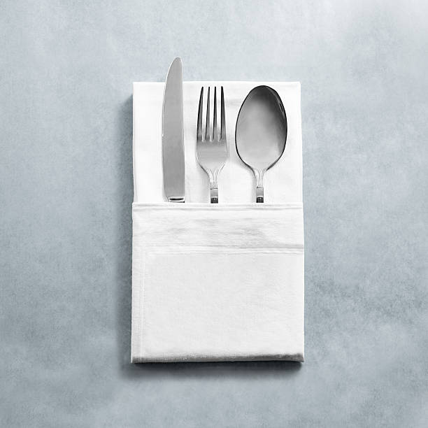 빈 흰색 레스토랑 냅킨 은 칼 포크 숟가락으로 조롱 - spoon napkin silverware white 뉴스 사진 이미지