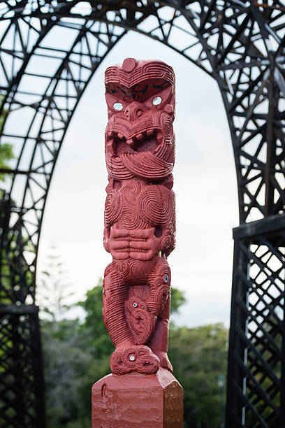 sculpture traditionnelle maorie de l’homme, nouvelle-zélande - maori new zealand tattoo art photos et images de collection