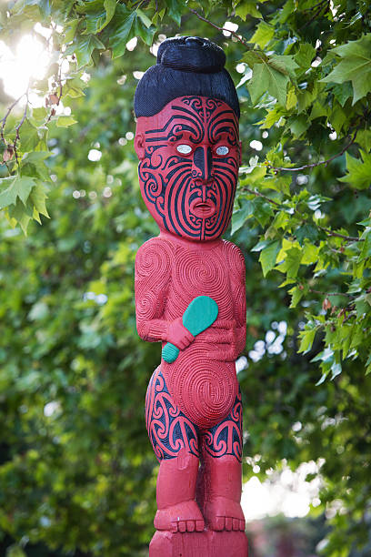 традиционная маори резьба скульптура человека, новая зеландия - maori new zealand tattoo art стоковые фото и изображения