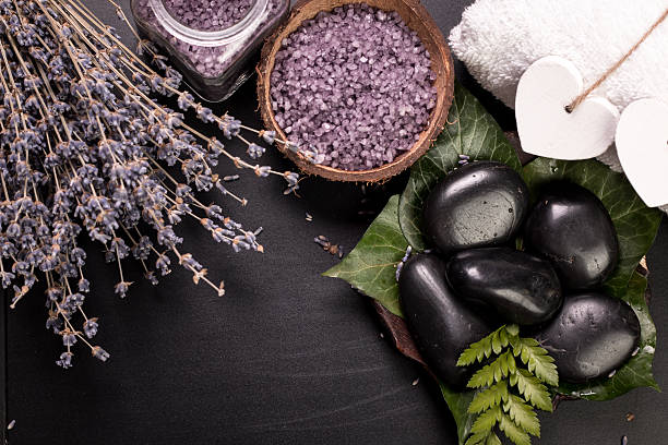 concept de spa en pierres, des fleurs, des huiles essentielles et aux sels minéraux - alternative therapy aromatherapy spa treatment candle photos et images de collection