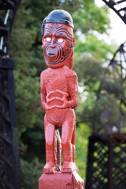 sculpture traditionnelle maorie de l’homme, nouvelle-zélande - maori new zealand tattoo art photos et images de collection