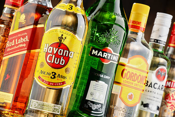 bottiglie di liquore duro marchi assortiti - smirnoff vodka bottle alcohol foto e immagini stock