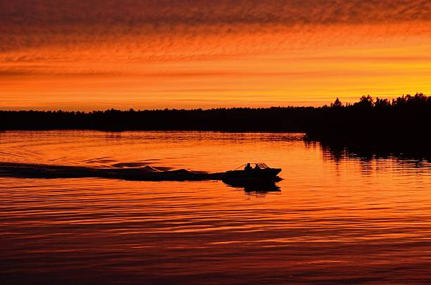 boot motoring nach sonnenuntergang - motoring stock-fotos und bilder