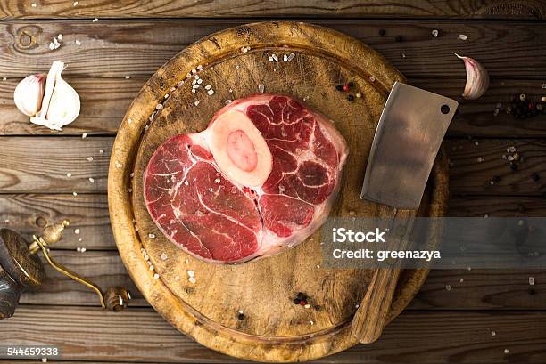 Photo libre de droit de Veau Frais Frais Coupé En Croix Cru Avec Ail Poivre Et Assaisonnements banque d'images et plus d'images libres de droit de Couteau de table