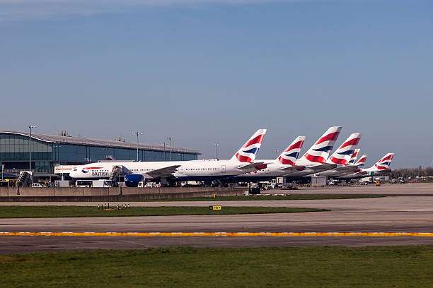 brytyjskie linie lotnicze samolotów w london heathrow airport - heathrow airport london england airport station zdjęcia i obrazy z banku zdjęć