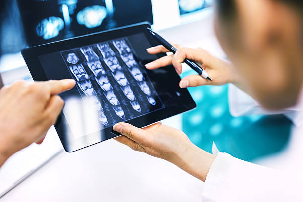 medico utilizzando un tavoletta digitale per la sua diagnosi - nerve cell healthcare and medicine research human hand foto e immagini stock