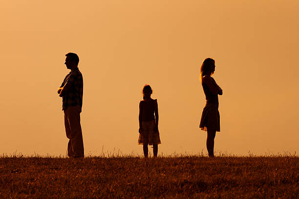 os pais conflito - daughter distraught little girls worried - fotografias e filmes do acervo