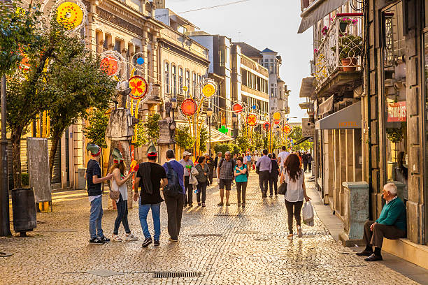 calle vista de sao joao del festival en braga - saint johns river fotografías e imágenes de stock