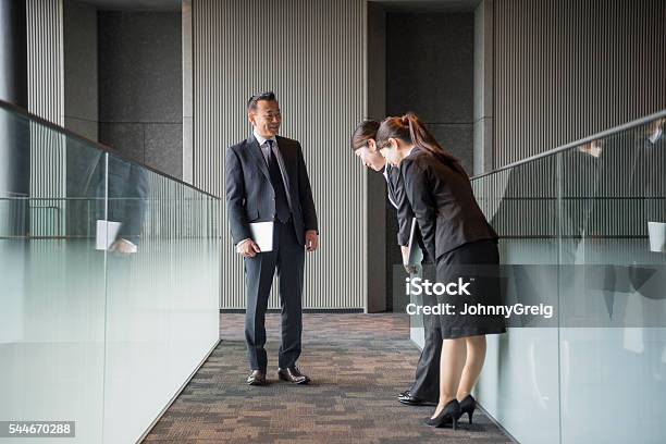 3 つの日本実業家モダンなミーティングルームの廊下