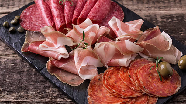 las tapas españolas tradicionales o italiano, antipasto - pancetta fotografías e imágenes de stock