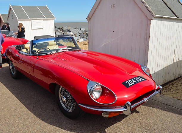 jaguar rouge classique e type toit ouvert voiture de sport - luxury sports car red supercar photos et images de collection