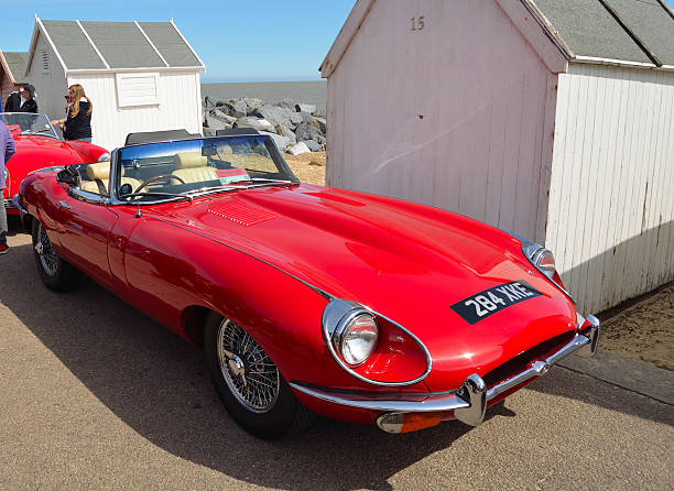 rosso classico e tipo di jaguar aperto auto top - jaguar car vintage car collectors car personal land vehicle foto e immagini stock