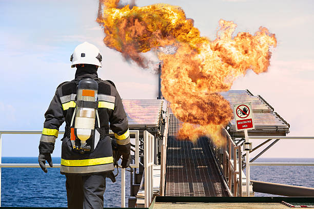 lutador de fogo na indústria de petróleo e gás, bem sucedido de bombeiro - exploding fire fighter plane war imagens e fotografias de stock