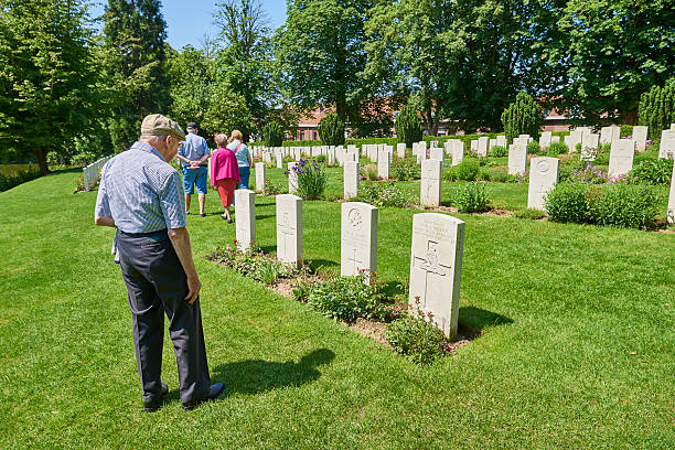 посетите кладбище войны в бельгии - flanders war grave war memorial стоковые фото и изображения
