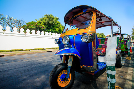 Tuk- Tuk , a three-wheeled or three- wheeled bicycle that foreign visitors should not miss the popular tuk-tuk in Bangkok trip .
